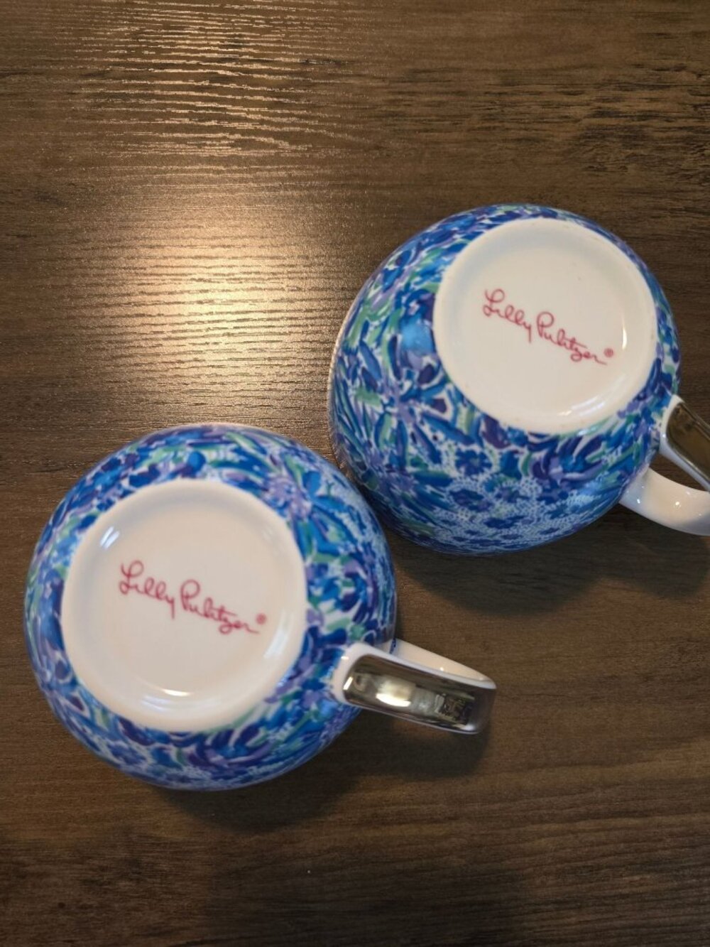 Lilly Pulitzer ceramic mug set features a vibrant blue "Lion Around" floral Patt - Picture 4 of 5